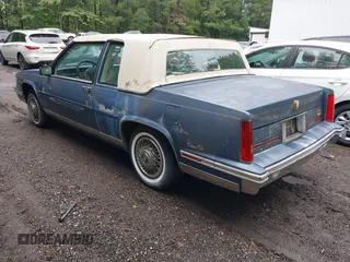 1988 Cadillac DeVille z VIN 1G6CD1158J4265540, wystawiony jako IAAI lot #42512965 z przebiegiem 50 895 mil mil oraz . Historia ofert i sprzedaży dostępna na DreamBid. Obrazek 3.