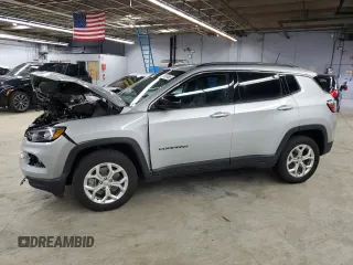 2024 Jeep Compass Latitude z VIN 3C4NJDBN9RT137912, wystawiony jako Copart lot #52561465 z przebiegiem 14 290 mil mil oraz Szkoda całkowita • Salvage title. Historia ofert i sprzedaży dostępna na DreamBid. Obrazek 1.