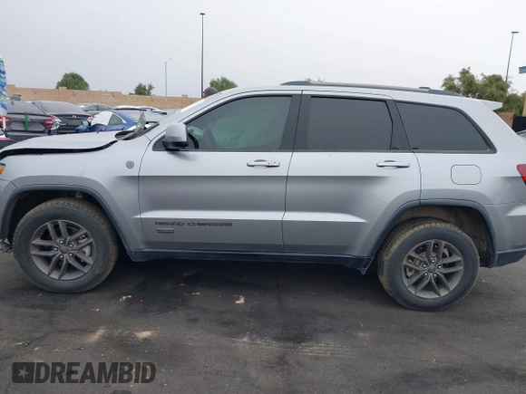 2016 Jeep Grand Cherokee Laredo z VIN 1C4RJFAG3GC457431, wystawiony jako IAAI lot #41993167 z przebiegiem 61 427 mil mil oraz . Historia ofert i sprzedaży dostępna na DreamBid. Obrazek 14.