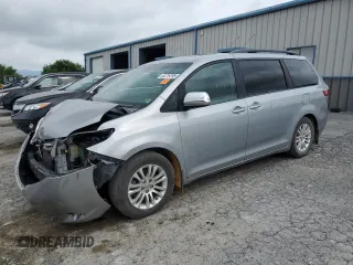 2015 Toyota Sienna XLE z VIN 5TDYK3DC4FS633285, wystawiony jako Copart lot #64719795 z przebiegiem 157 379 mil mil oraz Szkoda całkowita • Salvage title. Historia ofert i sprzedaży dostępna na DreamBid. Obrazek 1.