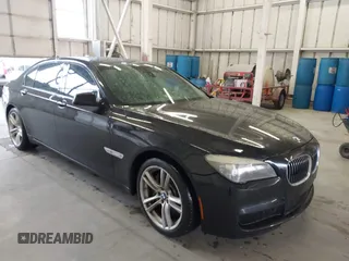 2011 BMW 7 Series 750Li xDrive z VIN WBAKC8C58BC432517, wystawiony jako IAAI lot #41874352 z przebiegiem 125 288 mil mil oraz . Historia ofert i sprzedaży dostępna na DreamBid. Obrazek 1.