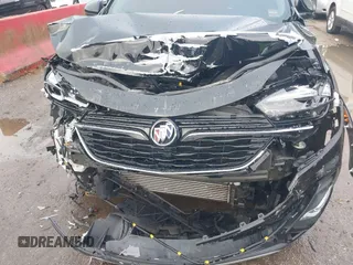 2023 Buick Encore GX Essence z VIN KL4MMGSL7PB104001, wystawiony jako IAAI lot #41102851 z przebiegiem 32 766 mil mil oraz . Historia ofert i sprzedaży dostępna na DreamBid. Obrazek 6.