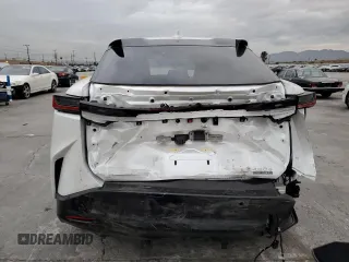 2023 Lexus RZ 450e Premium z VIN JTJAAAAB5PA009849, wystawiony jako Copart lot #81161103 z przebiegiem 4056 mil mil oraz . Historia ofert i sprzedaży dostępna na DreamBid. Obrazek 6.