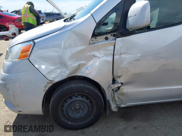 2015 Nissan NV200 SV with VIN 3N6CM0KN2FK720750, listed as a IAAI auction lot 42014352 with 206,616 mi miles. Bid and sale history available at carsss.com. Image 6.
