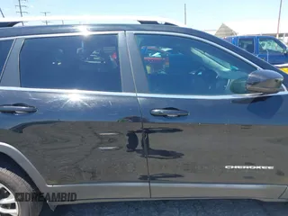 2019 Jeep Cherokee Latitude Plus z VIN 1C4PJLLB9KD248110, wystawiony jako IAAI lot #42205709 z przebiegiem 94 715 mil mil oraz . Historia ofert i sprzedaży dostępna na DreamBid. Obrazek 20.