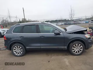 2012 Volkswagen Touareg Sport z VIN WVGEF9BP5CD011717, wystawiony jako IAAI lot #41787614 z przebiegiem 138 127 mil mil oraz . Historia ofert i sprzedaży dostępna na DreamBid. Obrazek 13.