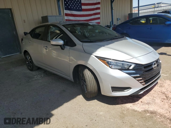 2025 Nissan Versa SV z VIN 3N1CN8EV8SL835919, wystawiony jako Copart lot #60416195 z przebiegiem 6 754 mil mil oraz Czysty tytuł • Clean title. Historia ofert i sprzedaży dostępna na DreamBid. Obrazek 4.
