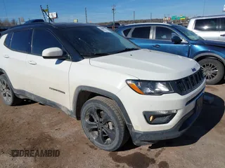 2019 Jeep Compass Latitude z VIN 3C4NJCBB9KT623674, wystawiony jako IAAI lot #41455725 z przebiegiem 119 392 mil mil oraz . Historia ofert i sprzedaży dostępna na DreamBid. Obrazek 1.