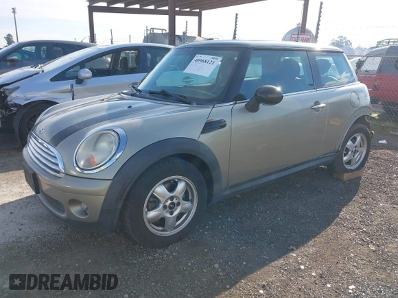 2010 MINI Hardtop z VIN WMWMF3C56ATZ65113, wystawiony jako IAAI lot #40968121 z przebiegiem 124 066 mil mil oraz . Historia ofert i sprzedaży dostępna na DreamBid. Obrazek 2.