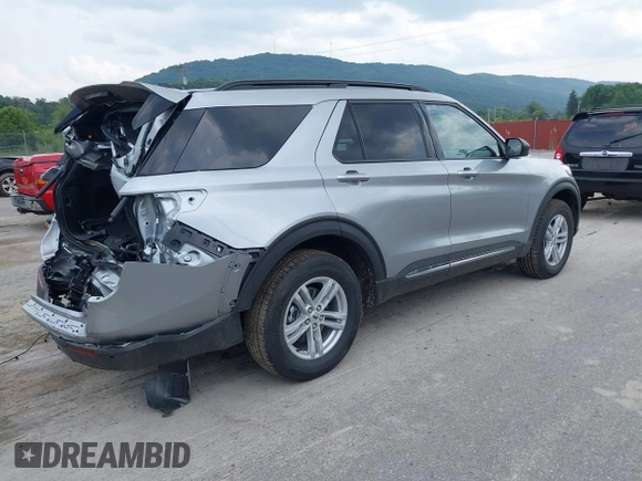 2024 Ford Explorer XLT with VIN 1FMSK8DH4RGA44567, listed as a IAAI auction lot 39950326 with 744 mi miles. Bid and sale history available at carsss.com. Image 4.