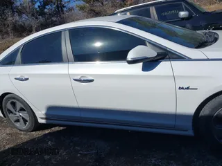 2017 Hyundai Sonata Hybrid Limited with VIN KMHE34L38HA069417, listed as a IAAI auction lot 41699882 with 140,743 mi miles. Bid and sale history available at carsss.com. Image 14.