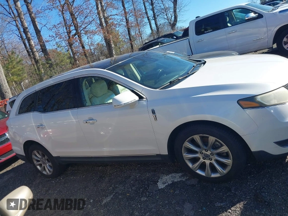 2014 Lincoln MKT EcoBoost z VIN 2LMHJ5ATXEBL53521, wystawiony jako IAAI lot #41581330 z przebiegiem 302 604 mil mil oraz . Historia ofert i sprzedaży dostępna na DreamBid. Obrazek 13.