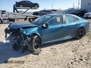2025 Toyota Camry LE z VIN 4T1DBADK1SU523385, wystawiony jako Copart lot #55990445 z przebiegiem Nie podano mil oraz Nie do naprawy • Non repairable. Historia ofert i sprzedaży dostępna na DreamBid. Obrazek 1.