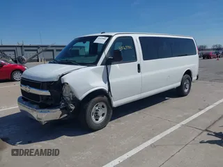 2015 Chevrolet Express Passenger LT z VIN 1GAZG1FGXF1186123, wystawiony jako IAAI lot #42023980 z przebiegiem 74 532 mil mil oraz . Historia ofert i sprzedaży dostępna na DreamBid. Obrazek 18.