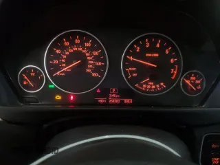 2015 BMW 3 Series 320i xDrive с VIN WBA3C3C5XFP663957, выставлен на аукционе Copart как лот 61355585 с пробегом 268 383 миль миль и Чистый • Clean title. История ставок и продаж доступна на DreamBid. Изображение 9.