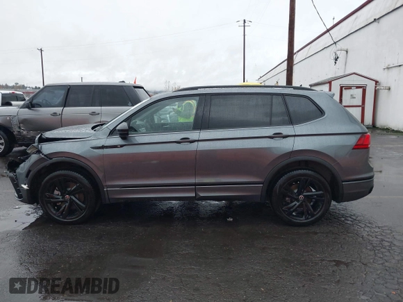 2024 Volkswagen Tiguan SE R-Line Black with VIN 3VV8B7AX8RM141105, listed as a IAAI auction lot 40923212 with 2,698 mi miles and . Bid and sale history available at DreamBid. Image 14.