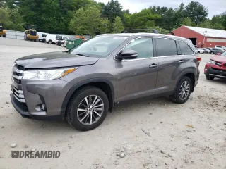 2019 Toyota Highlander SE z VIN 5TDJZRFH8KS932717, wystawiony jako Copart lot #57224345 z przebiegiem 76 356 mil mil oraz Szkoda całkowita • Salvage title. Historia ofert i sprzedaży dostępna na DreamBid. Obrazek 1.