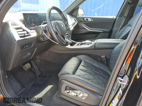 2024 BMW X5 xDrive40i z VIN 5UX23EU0XR9T66675, wystawiony jako Copart lot #57436555 z przebiegiem 36 652 mil mil oraz Czysty tytuł • Clean title. Historia ofert i sprzedaży dostępna na DreamBid. Obrazek 7.