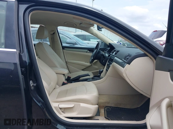 2014 Volkswagen Passat S z VIN 1VWAT7A30EC053992, wystawiony jako IAAI lot #42276297 z przebiegiem 161 958 mil mil oraz . Historia ofert i sprzedaży dostępna na DreamBid. Obrazek 5.