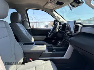 2024 Toyota Tundra Limited z VIN 5TFJA5DB5RX167288, wystawiony jako Copart lot #60570325 z przebiegiem 3 887 mil mil oraz Szkoda całkowita • Salvage title. Historia ofert i sprzedaży dostępna na DreamBid. Obrazek 5.
