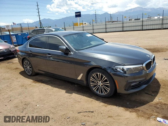 2018 BMW 5 Series 530i z VIN WBAJA5C51JWA37594, wystawiony jako Copart lot #63375575 z przebiegiem 139 974 mil mil oraz Czysty tytuł • Clean title. Historia ofert i sprzedaży dostępna na DreamBid. Obrazek 4.