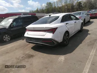 2024 Hyundai Elantra Limited z VIN KMHLN4DJ4RU093132, wystawiony jako IAAI lot #41960097 z przebiegiem 8 445 mil mil oraz . Historia ofert i sprzedaży dostępna na DreamBid. Obrazek 4.