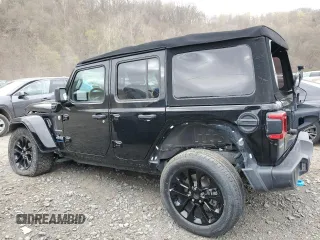 2024 Jeep Wrangler Sahara z VIN 1C4RJXP6XRW274744, wystawiony jako Copart lot #53604185 z przebiegiem 26 306 mil mil oraz Szkoda całkowita • Salvage title. Historia ofert i sprzedaży dostępna na DreamBid. Obrazek 2.