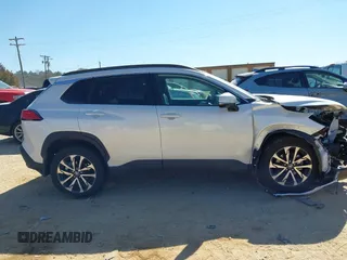 2024 Toyota Corolla Cross XLE z VIN 7MUDAABG0RV103515, wystawiony jako IAAI lot #41676095 z przebiegiem 7647 mil mil oraz . Historia ofert i sprzedaży dostępna na DreamBid. Obrazek 13.