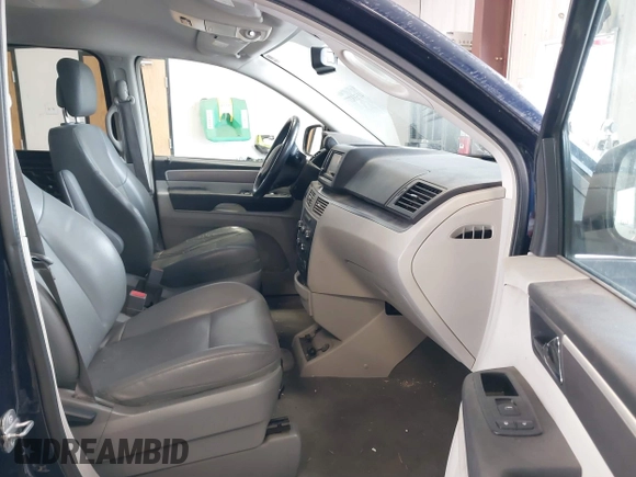 2014 Volkswagen Routan SE with VIN 2C4RVABG2ER134482, listed as a IAAI auction lot 41533277 with 118,193 mi miles and . Bid and sale history available at DreamBid. Image 5.