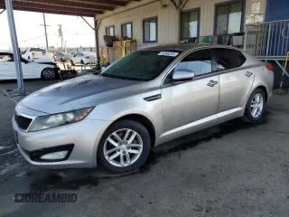 2013 Kia Optima LX z VIN 5XXGM4A74DG156035, wystawiony jako Copart lot #59358245 z przebiegiem 136 540 mil mil oraz Szkoda całkowita • Salvage title. Historia ofert i sprzedaży dostępna na DreamBid. Obrazek 1.