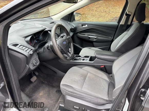 2018 Ford Escape SE z VIN 1FMCU9GD9JUB85704, wystawiony jako Copart lot #57363735 z przebiegiem 136 440 mil mil oraz Czysty tytuł • Clean title. Historia ofert i sprzedaży dostępna na DreamBid. Obrazek 5.