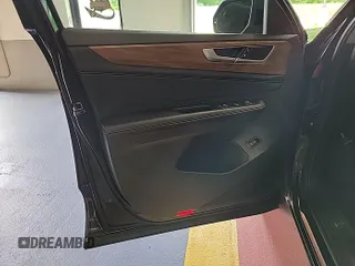 2024 Volkswagen Atlas SE z VIN 1V2HR2CA7RC575005, wystawiony jako IAAI lot #42843918 z przebiegiem 14 322 mil mil oraz . Historia ofert i sprzedaży dostępna na DreamBid. Obrazek 2.