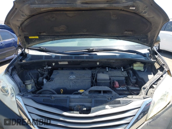 2012 Toyota Sienna XLE AAS z VIN 5TDYK3DC0CS268826, wystawiony jako IAAI lot #42317442 z przebiegiem 225 973 mil mil oraz . Historia ofert i sprzedaży dostępna na DreamBid. Obrazek 10.