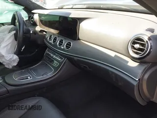 2021 Mercedes-Benz E 350 z VIN W1KZF8DB5MB001483, wystawiony jako IAAI lot #42030736 z przebiegiem Nie podano mil oraz . Historia ofert i sprzedaży dostępna na DreamBid. Obrazek 16.