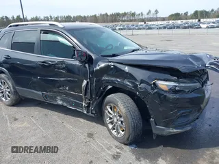 2019 Jeep Cherokee Latitude Plus z VIN 1C4PJMLB2KD355280, wystawiony jako IAAI lot #39367264 z przebiegiem 63 125 mil mil oraz . Historia ofert i sprzedaży dostępna na DreamBid. Obrazek 6.
