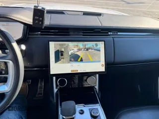 2023 Land Rover Range Rover SE z VIN SALKPBFU8PA009035, wystawiony jako Copart lot #46797635 z przebiegiem 37 025 mil mil oraz Czysty tytuł • Clean title. Historia ofert i sprzedaży dostępna na DreamBid. Obrazek 10.