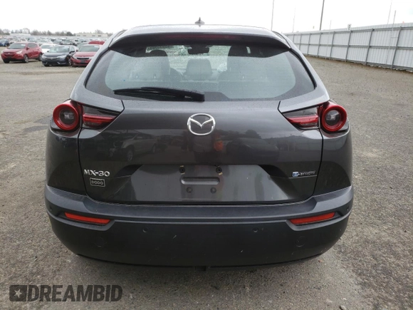 2022 Mazda MX-30 Premium Plus z VIN JM1DRADB4N0100893, wystawiony jako Copart lot #46955985 z przebiegiem 25 705 mil mil oraz Szkody całkowita. Historia ofert i sprzedaży dostępna na DreamBid. Obrazek 6.
