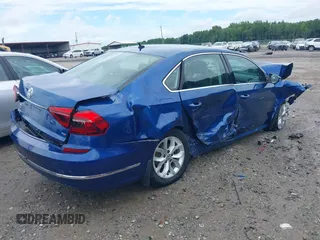 2017 Volkswagen Passat S z VIN 1VWAT7A3XHC023967, wystawiony jako IAAI lot #41442472 z przebiegiem 29 905 mil mil oraz . Historia ofert i sprzedaży dostępna na DreamBid. Obrazek 4.