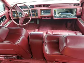 1987 Cadillac DeVille z VIN 1G6CD5184H4271752, wystawiony jako Copart lot #57408765 z przebiegiem 102 597 mil mil oraz Czysty tytuł • Clean title. Historia ofert i sprzedaży dostępna na DreamBid. Obrazek 8.