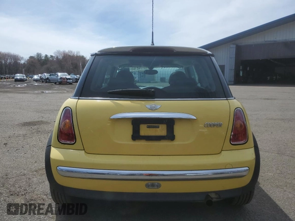 2003 MINI Hardtop z VIN WMWRC33453TE14621, wystawiony jako Copart lot #51748165 z przebiegiem 114 327 mil mil oraz Szkoda całkowita • Salvage title. Historia ofert i sprzedaży dostępna na DreamBid. Obrazek 6.