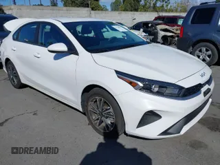 2023 Kia Forte LXS z VIN 3KPF24AD3PE599829, wystawiony jako IAAI lot #41740903 z przebiegiem 20 548 mil mil oraz . Historia ofert i sprzedaży dostępna na DreamBid. Obrazek 1.
