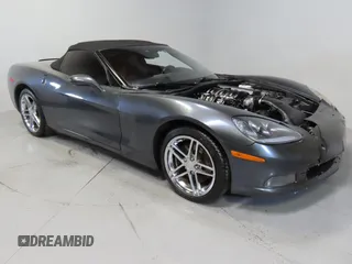 2013 Chevrolet Corvette z VIN 1G1YE3DW8D5107495, wystawiony jako Copart lot #48948195 z przebiegiem 117 663 mil mil oraz Szkoda całkowita • Salvage title. Historia ofert i sprzedaży dostępna na DreamBid. Obrazek 1.