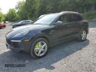2016 Porsche Cayenne S E-Hybrid z VIN WP1AE2A23GLA17545, wystawiony jako Copart lot #58556435 z przebiegiem 136 497 mil mil oraz Szkoda całkowita • Salvage title. Historia ofert i sprzedaży dostępna na DreamBid. Obrazek 1.