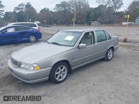 1999 Volvo S70 z VIN YV1LS55AXX1584296, wystawiony jako IAAI lot #41171386 z przebiegiem 163 872 mil mil oraz . Historia ofert i sprzedaży dostępna na DreamBid. Obrazek 2.