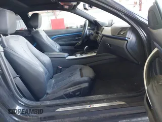 2015 BMW 4 Series 435i xDrive z VIN WBA3R5C54FK371292, wystawiony jako IAAI lot #41802908 z przebiegiem 105 737 mil mil oraz . Historia ofert i sprzedaży dostępna na DreamBid. Obrazek 5.