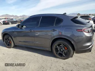 2024 Alfa Romeo Stelvio Veloce z VIN ZASPAKBN3R7D71181, wystawiony jako Copart lot #87510335 z przebiegiem 19 477 mil mil oraz Szkody całkowita. Historia ofert i sprzedaży dostępna na DreamBid. Obrazek 2.