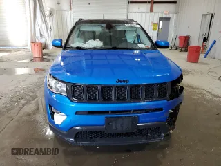 2020 Jeep Compass Altitude z VIN 3C4NJDBBXLT256470, wystawiony jako Copart lot #88228415 z przebiegiem 48 480 mil mil oraz Szkoda całkowita • Salvage title. Historia ofert i sprzedaży dostępna na DreamBid. Obrazek 5.