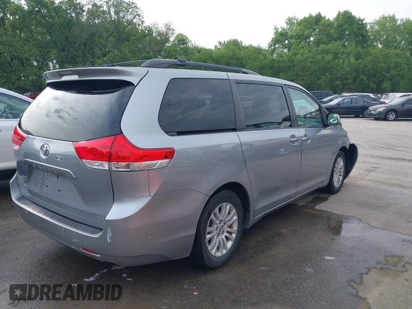 2014 Toyota Sienna XLE z VIN 5TDYK3DC6ES488569, wystawiony jako IAAI lot #42171540 z przebiegiem 97 416 mil mil oraz . Historia ofert i sprzedaży dostępna na DreamBid. Obrazek 4.