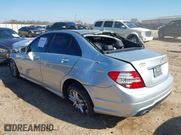 2012 Mercedes-Benz C 300 Sport z VIN WDDGF8BB6CA606174, wystawiony jako IAAI lot #41355411 z przebiegiem Nie podano mil oraz . Historia ofert i sprzedaży dostępna na DreamBid. Obrazek 3.