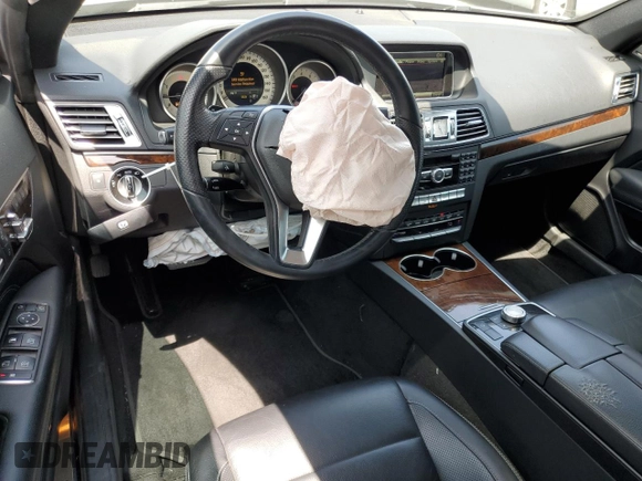 2014 Mercedes-Benz E 350 z VIN WDDKJ5KB3EF257147, wystawiony jako Copart lot #58839015 z przebiegiem 110 024 mil mil oraz Szkoda całkowita • Salvage title. Historia ofert i sprzedaży dostępna na DreamBid. Obrazek 8.